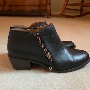 Vionic short ankle bootie